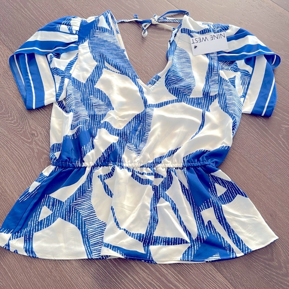 NWT! NINE WEST flowy women’s beautiful abstract blue / white top. Size XS